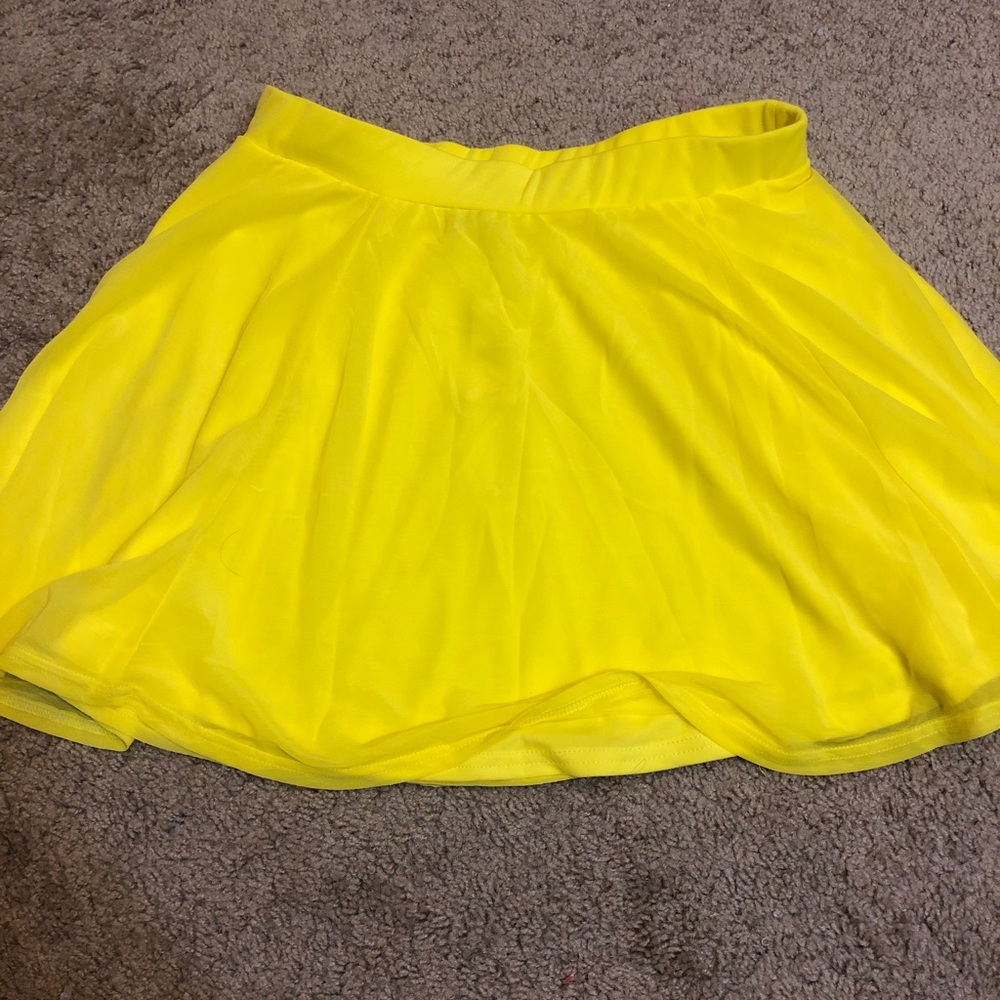 Bright yellow skirt. Size Large.